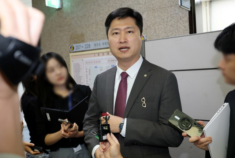 한동훈 청문회 투입 놓고 국민의힘 충돌…“반드시 들어가야” vs “혼자 잘 노시면” 2 image 13